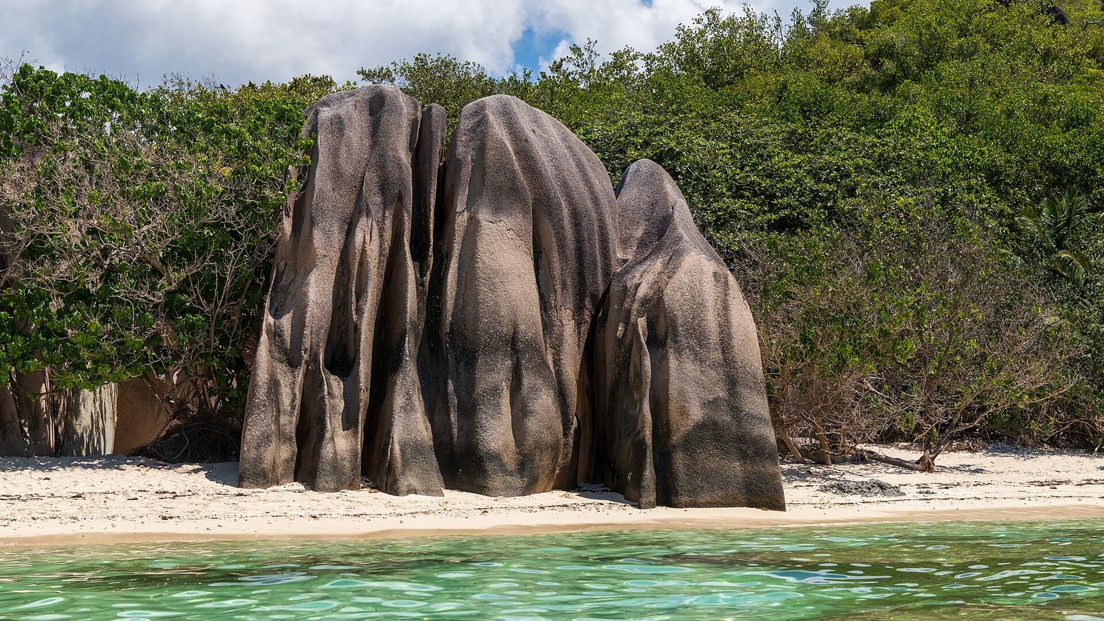 Granieten rotsen en wit zand op Anse Source d'Argent, La Digue, Seychellen