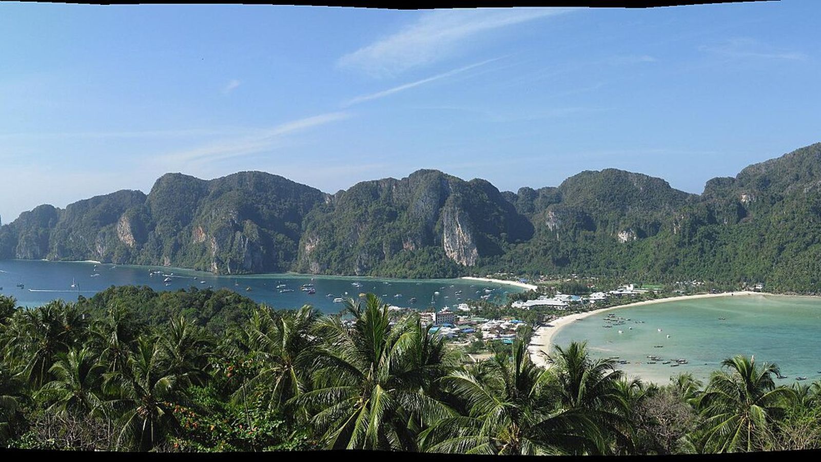 Panorama vanaf het uitzichtpunt van Koh Phi Phi Don