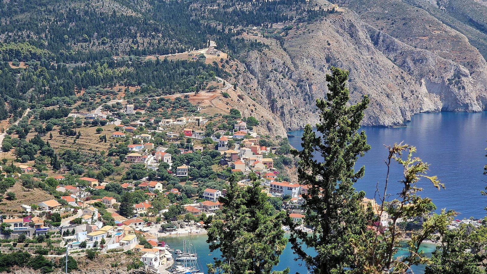 Het vissersdorpje Assos op Kefalonia