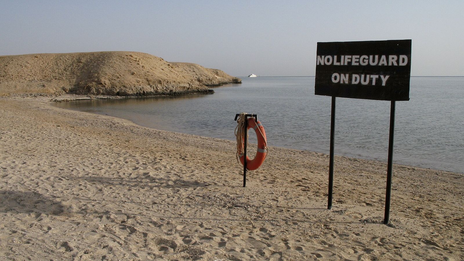 Rustig zandstrand aan de Rode Zee bij Marsa Alam